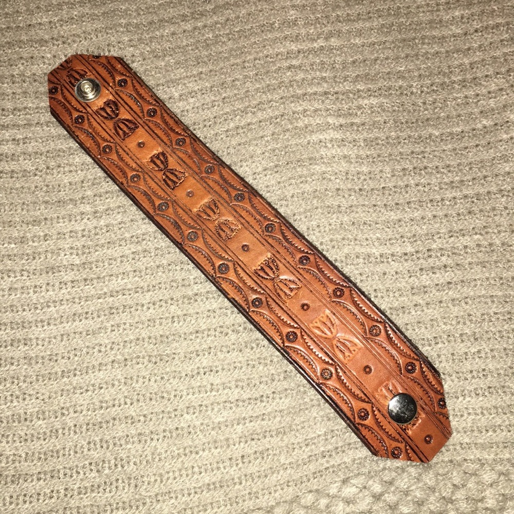 Handmade leather cuff - Picture 4 of 6